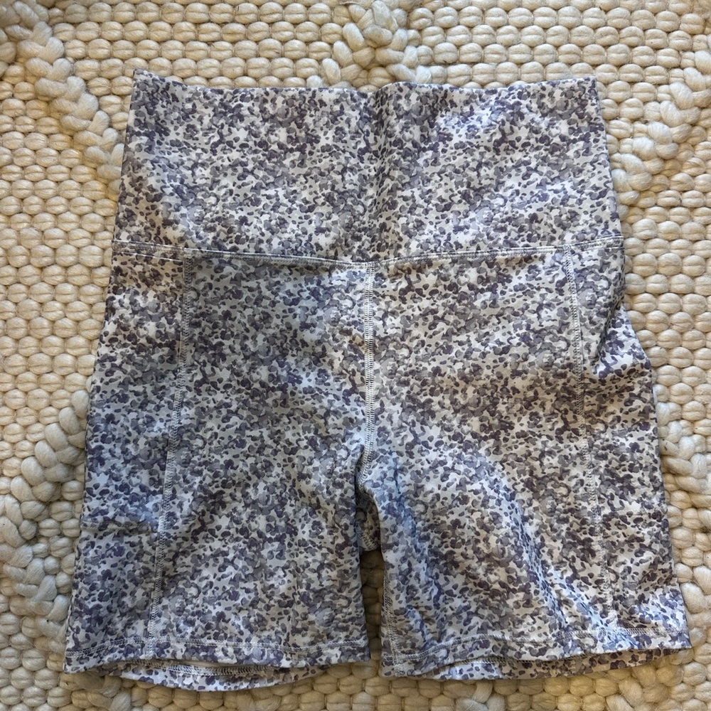 Vuori High-Waist Floral Print Bike Shorts - Gray